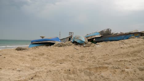 Playa-Del-Mar-De-Gaza-Y-Barcos-Destruidos-Después-Del-Ataque,-Guerra-De-Israel-Hamas-2023