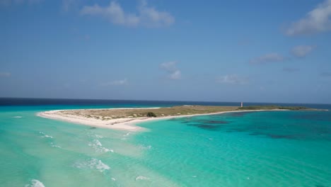 Luftaufnahme-Der-Tropischen-Sandbank-Der-Insel-Cayo-De-Agua,-Im-Hintergrund-Drohnen-Tiefflug-Dolly