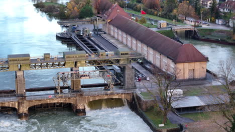 Rheinhochwasserstand-Im-Wasserkraftwerk-August-Schweiz,-Drohnenschwenk-4k