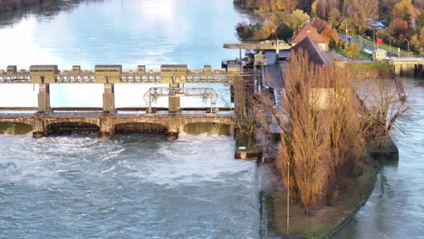 Rhein-Hochwasserstand-Im-Wasserkraftwerk-August-Schweiz,-Drohnen-Back-Truck-4k