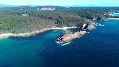 Drone-aerial-pan-ocean-sea-rock-headland-snorkel-bushland-beach-swimming-diving-spot-Guerilla-Bay-Batemans-Bay-NSW-South-Coast-travel-tourism-Australia-4K