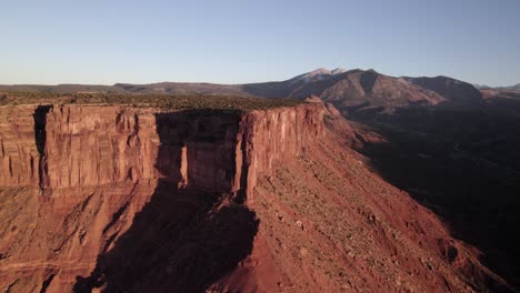 Vertikale-Sandsteinfelsen-Von-Adobe-Mesa-In-Der-Nähe-Von-Moab-Im-Goldenen-Sonnenuntergang