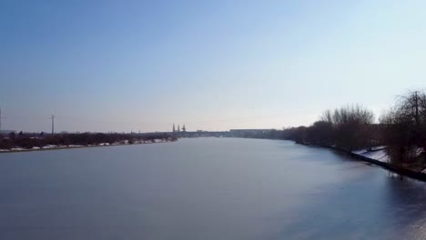 Vorwärtsfliegen-über-Einem-Zugefrorenen-See-In-Einem-Park-In-Rumänien,-Bukarest