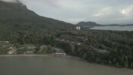 Vista-Aérea-Nocturna-De-La-Tranquila-Playa-Central-De-Santubong-Y-El-Pueblo-Cultural-De-Sarawak,-Borneo