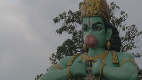 Visto-La-Cabeza-Con-Las-Manos-De-La-Estatua-De-Hanuman-En-Las-Cuevas-De-Batu-Malasia