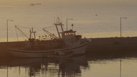 Fischerboot-Vor-Anker-Im-Sonnenuntergang