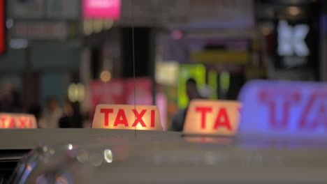 Row-of-taxi-cars-in-night-street