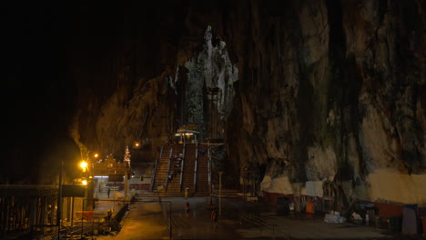 En-Las-Cuevas-De-Batu-Malasia-Visto-El-Interior-De-La-Cueva-Con-Estalactitas-Y-Templo