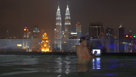 Frau-Mit-Polster-Auf-Dem-Pool-Auf-Dem-Dach-In-Kuala-Lumpur,-Malaysia