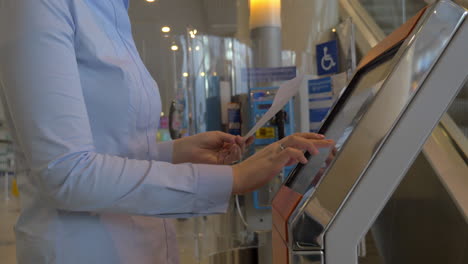 Check-in-at-the-airport-with-self-service-machine