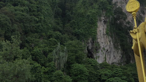 Murugan-Statue-Gegen-Kalksteinhügel-Batu-Höhlen-Malaysia