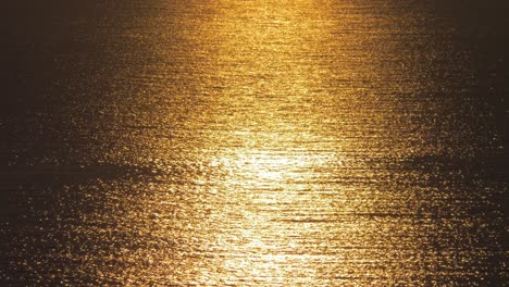 Wunderschöner-Goldener-Sonnenuntergang-Am-Meer-Mit-Wellen