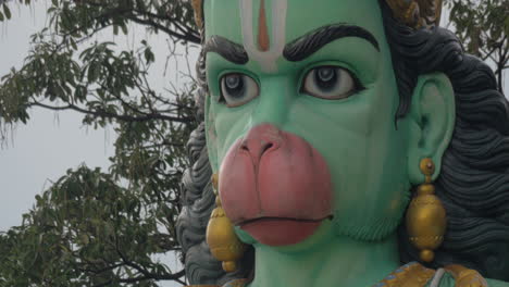 Nahaufnahme-Des-Kopfes-Der-Hanuman-Statue-In-Den-Batu-Höhlen,-Malaysia