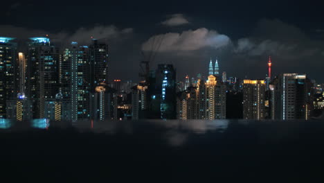 Nachtansicht-Von-Kuala-Lumpur-Vom-Pool-Auf-Der-Dachterrasse