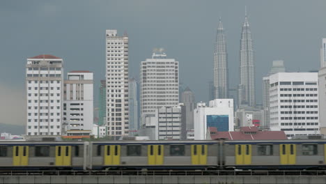 Blick-Auf-Den-Zug-Im-Vordergrund-Und-Den-Wolkenkratzer-Moderner-Gebäude-Im-Hintergrund-Kuala-Lumpur-Malaysia