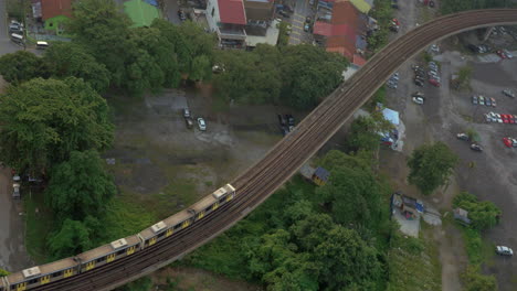 Eisenbahn-Mit-Einem-Vorbeifahrenden-Zug-In-Der-Stadt-Kuala-Lumpur,-Malaysia