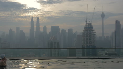 Frau-Badet-Im-Pool-Auf-Dem-Dach,-Kuala-Lumpur,-Malaysia