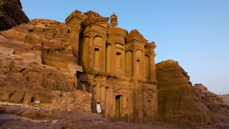 Frau-Blickt-Auf-Das-Alte-Gebäude-Des-Klosters-Od-Ad-Deir-Im-Nabatäischen-Stil-In-Petra,-Jordanien