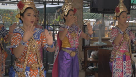Thai-women-dancing-in-national-clothes-Bangkok