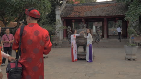 Gente-Haciendo-Fotos-En-El-Templo-De-La-Literatura-Hanoi-Vietnam