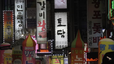 Publicidad-Y-Pancartas-De-Tiendas-En-La-Ciudad-Nocturna-De-Seúl,-Corea-Del-Sur