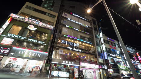 Zeitraffer-Einer-Nächtlichen-Straße-Mit-Beleuchteten-Bannern-An-Den-Gebäuden-In-Seoul,-Südkorea