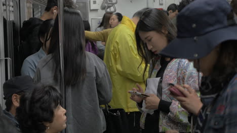 Gente-Coreana-Viajando-En-El-Metro-De-Seúl-Corea-Del-Sur