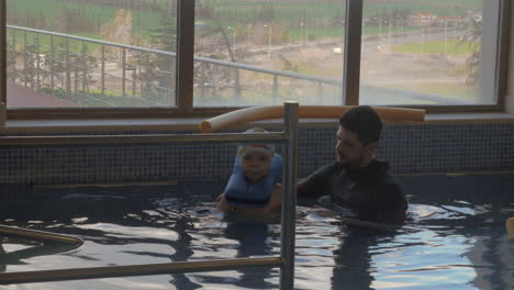 Rehabilitationszentrum-Evexia-Schwimmunterricht-Kleiner-Junge-Und-Lehrer-Im-Schwimmbad