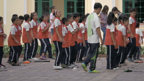 Kinderpioniere-Machen-Übungen-Im-Freien-In-Hanoi,-Vietnam