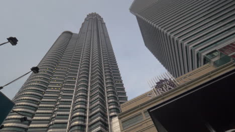 Petronas-Towers-Und-Suria-KLCC-In-Kuala-Lumpur,-Malaysia