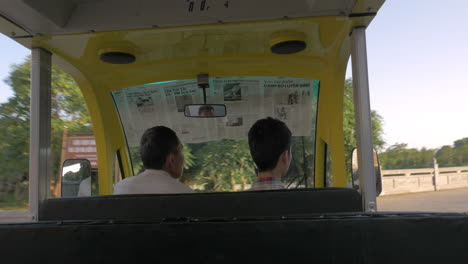 Autobús-Turístico-Que-Conduce-Al-Templo-Bai-Dinh-Vietnam