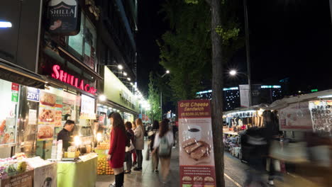 Hyperlapse-Beim-Gehen-Entlang-Der-Straße-Im-Nächtlichen-Seoul,-Südkorea