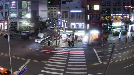 Seúl-Corea-Del-Sur---22-De-Octubre-De-2015-Toma-De-Lapso-De-Tiempo-Del-Cruce-En-T-Con-Cruce-De-Peatones-Y-Escaparates-Y-Vallas-Publicitarias