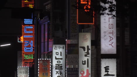 Pancartas-De-Tiendas-Y-Autos-Que-Pasan-En-Seúl,-Corea-Del-Sur