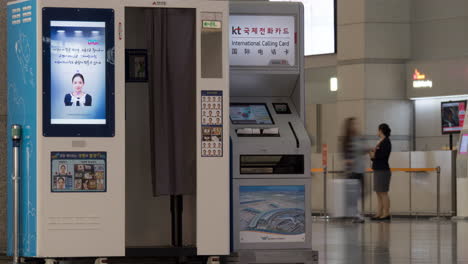 Zeitraffer-Von-Menschen,-Die-Am-Flughafen-An-Selbstbedienungsautomaten-Vorbeigehen