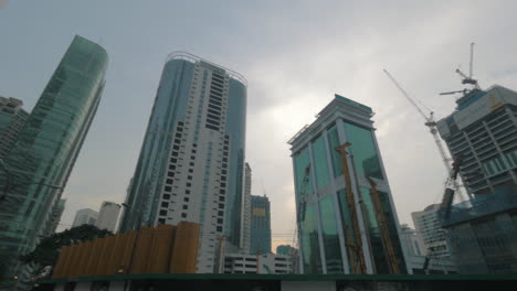 Gesehene-Gebäude-Und-Der-Bau-Eines-Neuen-Wolkenkratzers