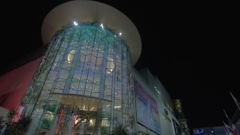 Fuentes-Coloridas-Y-Centro-Comercial-Iluminado-En-Bangkok,-Tailandia
