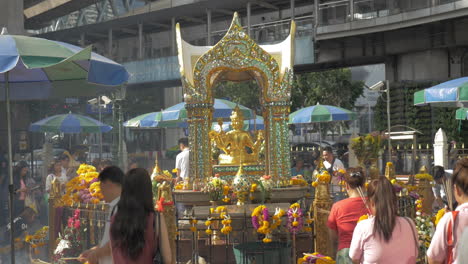 Touristen-Am-Altar-Erawan-In-Bangkok,-Thailand