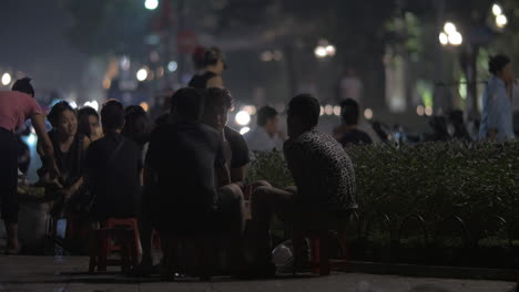 Gente-Comiendo-Y-Bebiendo-En-Un-Café-Al-Borde-De-La-Carretera-Hanoi,-Vietnam