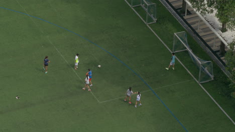 Jungen-Und-Mädchen-Spielen-Fußball-Auf-Einem-Grünen-Feld-Und-Schießen-Ein-Tor-In-Toren