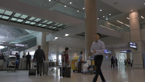 Menschen-Mit-Reisetaschen-Am-Flughafen-Seoul-Südkorea