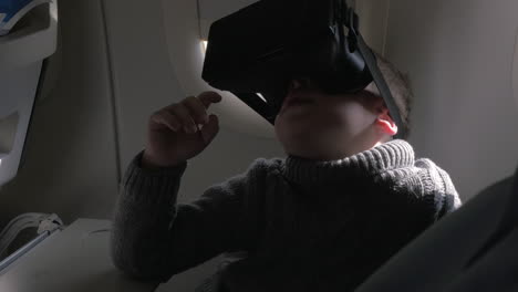 Kind-Benutzt-VR-Headset-Im-Flugzeug