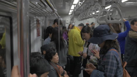 Personas-Que-Viajan-En-El-Metro-Seúl-Corea-Del-Sur