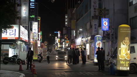 Calle-Nocturna-Con-Gente-Y-Muchos-Carteles-De-Tiendas-Seúl,-Corea-Del-Sur.