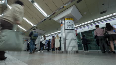 Toma-De-Timelapse-De-Personas-En-La-Estación-De-Metro-En-Seúl,-Corea-Del-Sur