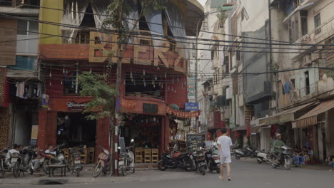 Calle-De-La-Ciudad-Con-Café-Al-Borde-De-La-Carretera-En-Hanoi,-Vietnam.