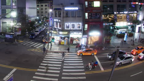 Timelapse-Del-Tráfico-De-Automóviles-Y-Peatones-En-La-Carretera-Nocturna-En-Seúl,-Corea-Del-Sur