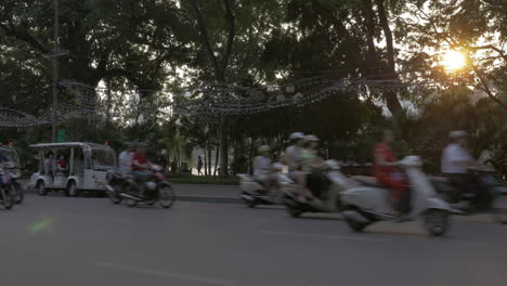 Carretera-Muy-Transitada-En-Hanoi,-Vietnam.