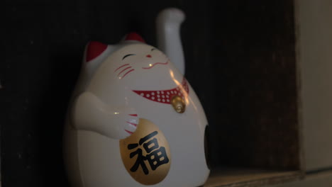 Fortune-cat-figurine-beckoning-with-paw