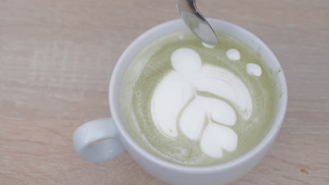 Final-touches-of-latte-art